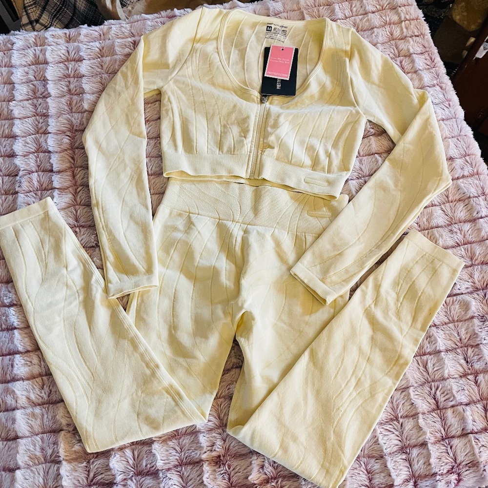 PrettyLittleThing Ribbed Yellow Activewear Set – Size Medium – NWT